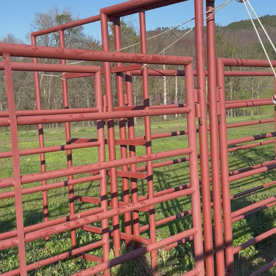 Slide gate with pulleys in action