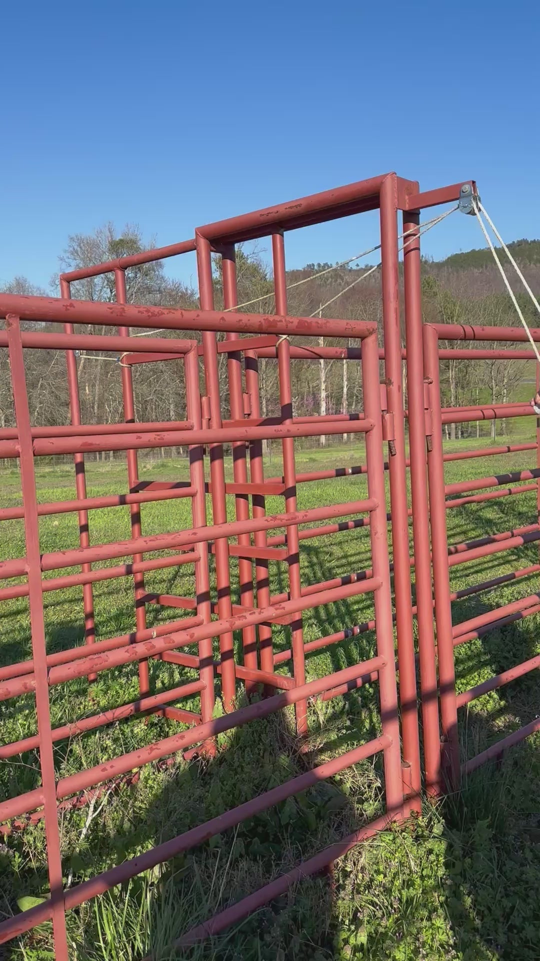 Slide gate with pulleys in action
